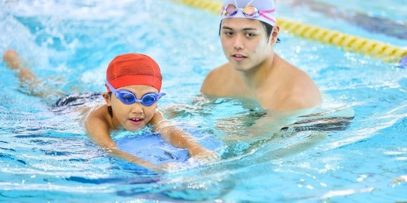 Có nên dùng tai nghe chống nước khi bơi
