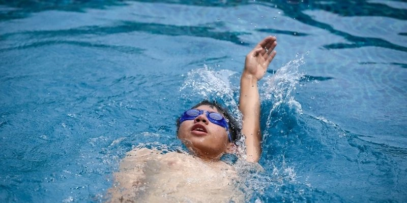 Học bơi ngửa cho người lớn tuổi