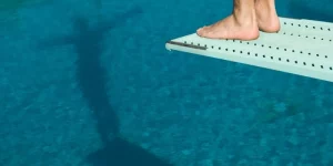 So sánh các loại ván tập bơi cho trẻ em